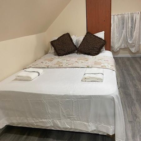 A Comfortable Room Ню Йорк Екстериор снимка