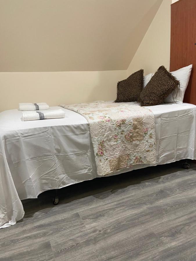 A Comfortable Room Ню Йорк Екстериор снимка