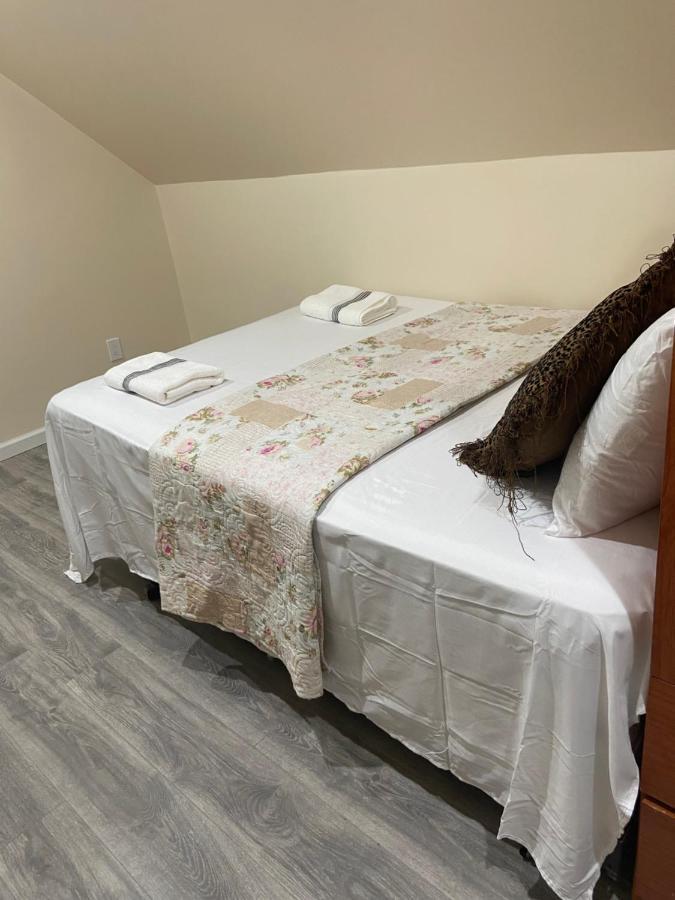 A Comfortable Room Ню Йорк Екстериор снимка