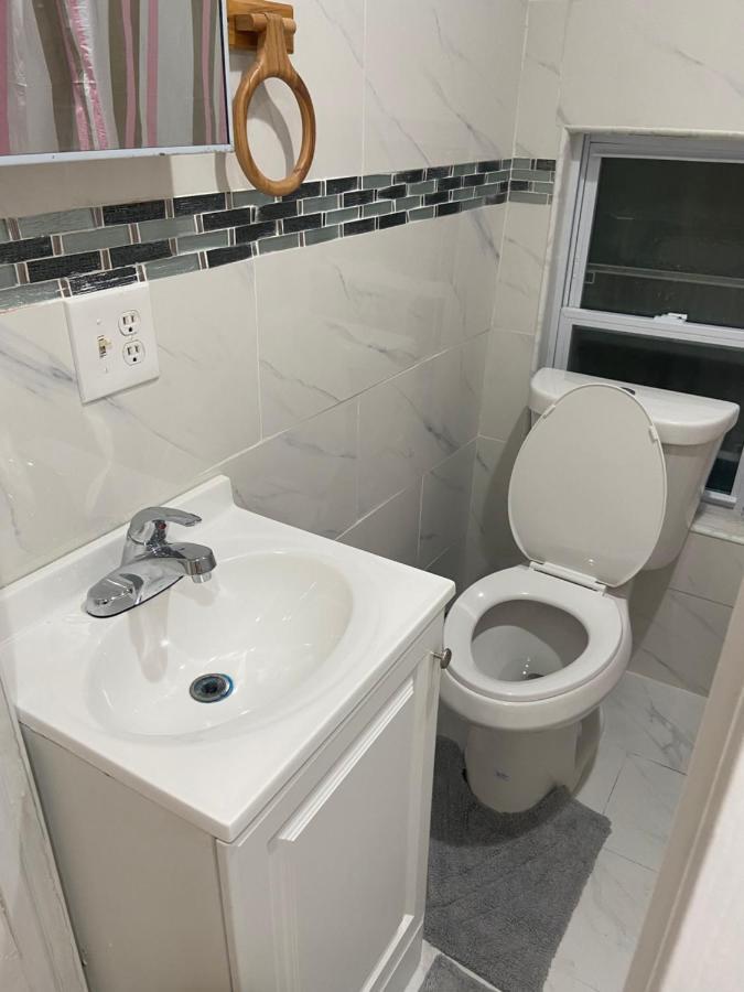 A Comfortable Room Ню Йорк Екстериор снимка