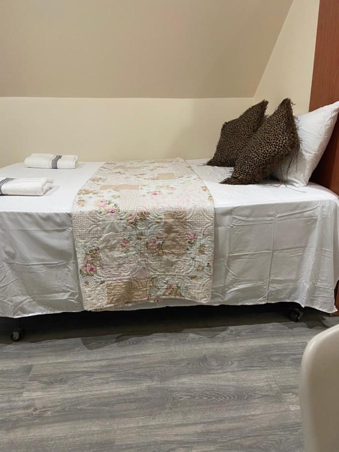 A Comfortable Room Ню Йорк Екстериор снимка