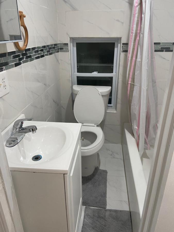 A Comfortable Room Ню Йорк Екстериор снимка